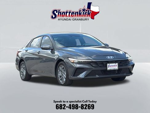 Used 2025 Hyundai Elantra Hybrid FWD image 3