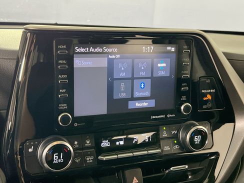 Used 2022 Toyota Highlander XLE image 14