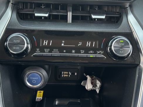 Used 2022 Toyota Venza LE image 16