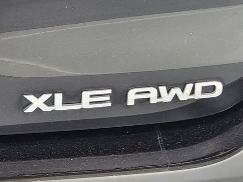 Used 2022 Toyota Highlander XLE AWD/4WD image 10