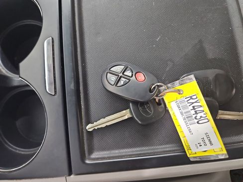 Used 2014 Toyota Sienna LE image 27