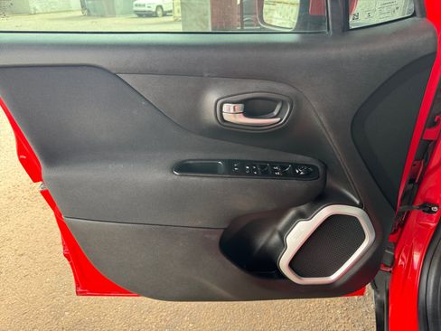 Used 2018 Jeep Renegade Latitude FWD image 11