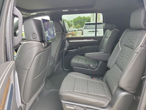 New 2026 Cadillac Escalade ESV Platinum Sport w/ LPO, ONYX Package AWD/4WD image 17