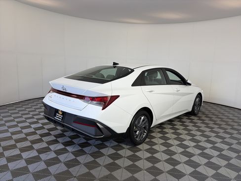 Used 2024 Hyundai Elantra SEL FWD image 5
