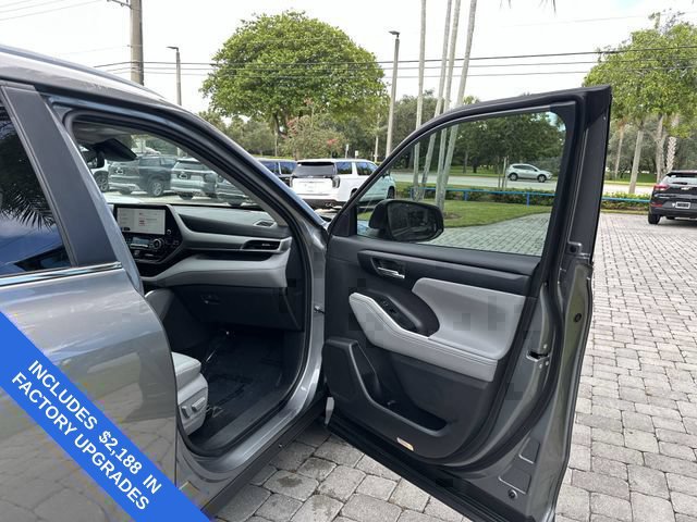 Used 2025 Toyota Highlander XLE FWD image 23