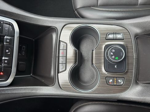 Certified 2022 GMC Acadia SLT w/ Preferred Package image 23