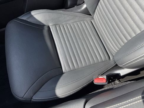 Used 2024 Land Rover Discovery Dynamic SE image 32