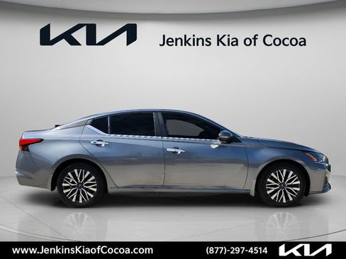 Used 2023 Nissan Altima 2.5 SV FWD image 3