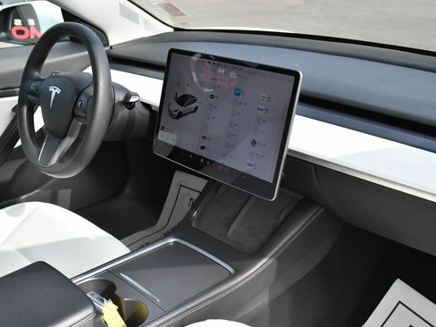 Used 2021 Tesla Model 3 Standard Range Plus image 41