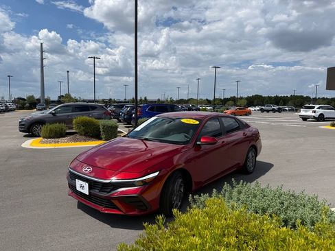 Certified 2024 Hyundai Elantra SE FWD image 7