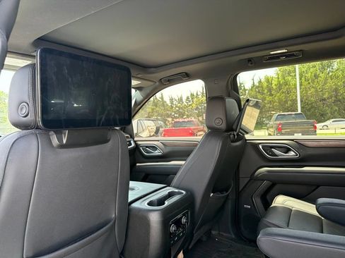 Used 2023 Chevrolet Suburban High Country w/ Premium Package 2 AWD/4WD image 7