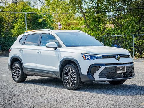 New 2025 Volkswagen Taos SE image 9