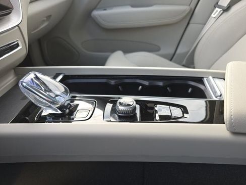 New 2026 Volvo XC60 B5 Ultra w/ Climate Package AWD/4WD image 33