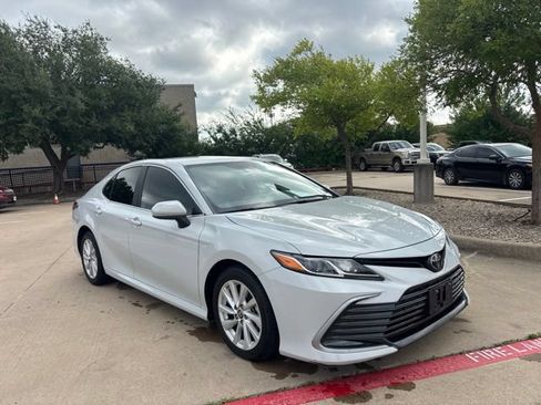 Used 2022 Toyota Camry LE FWD image 3