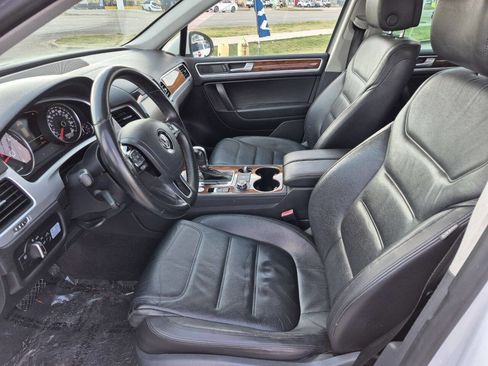 Used 2014 Volkswagen Touareg TDI image 12