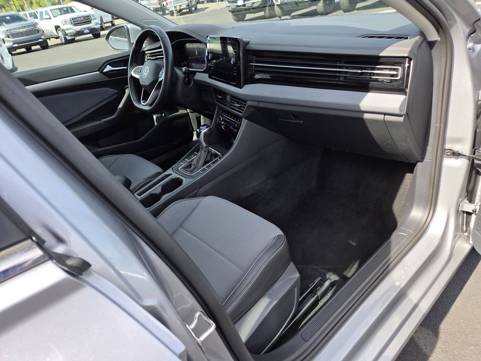 Used 2025 Volkswagen Jetta SE FWD image 21
