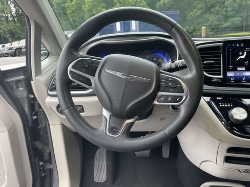 Used 2022 Chrysler Pacifica Touring-L FWD image 15