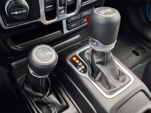 Used 2024 Jeep Wrangler Unlimited Sahara w/ Technology Group AWD/4WD image 20