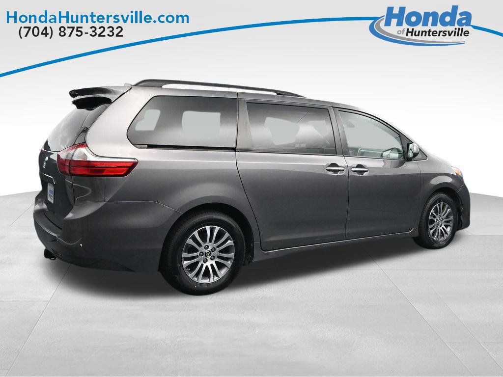 Used 2018 Toyota Sienna XLE w/ XLE Navigation Package FWD image 3