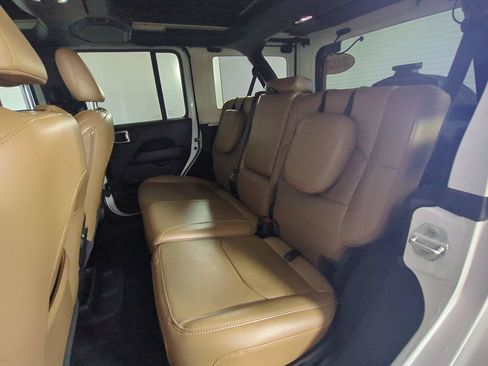 Used 2022 Jeep Wrangler Unlimited Sahara w/ Cold Weather Group AWD/4WD image 15
