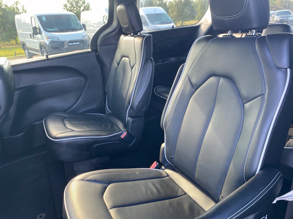 Used 2025 Chrysler Pacifica Limited FWD image 34