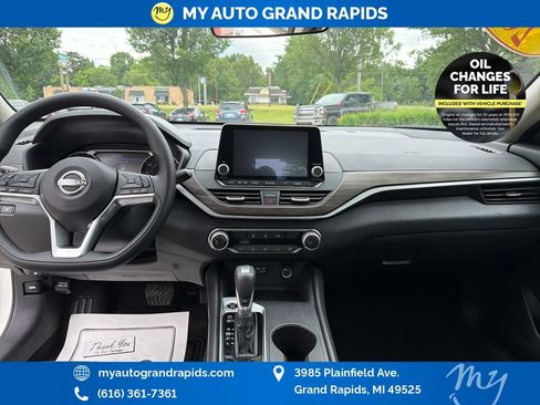 Used 2025 Nissan Altima 2.5 SV FWD image 12