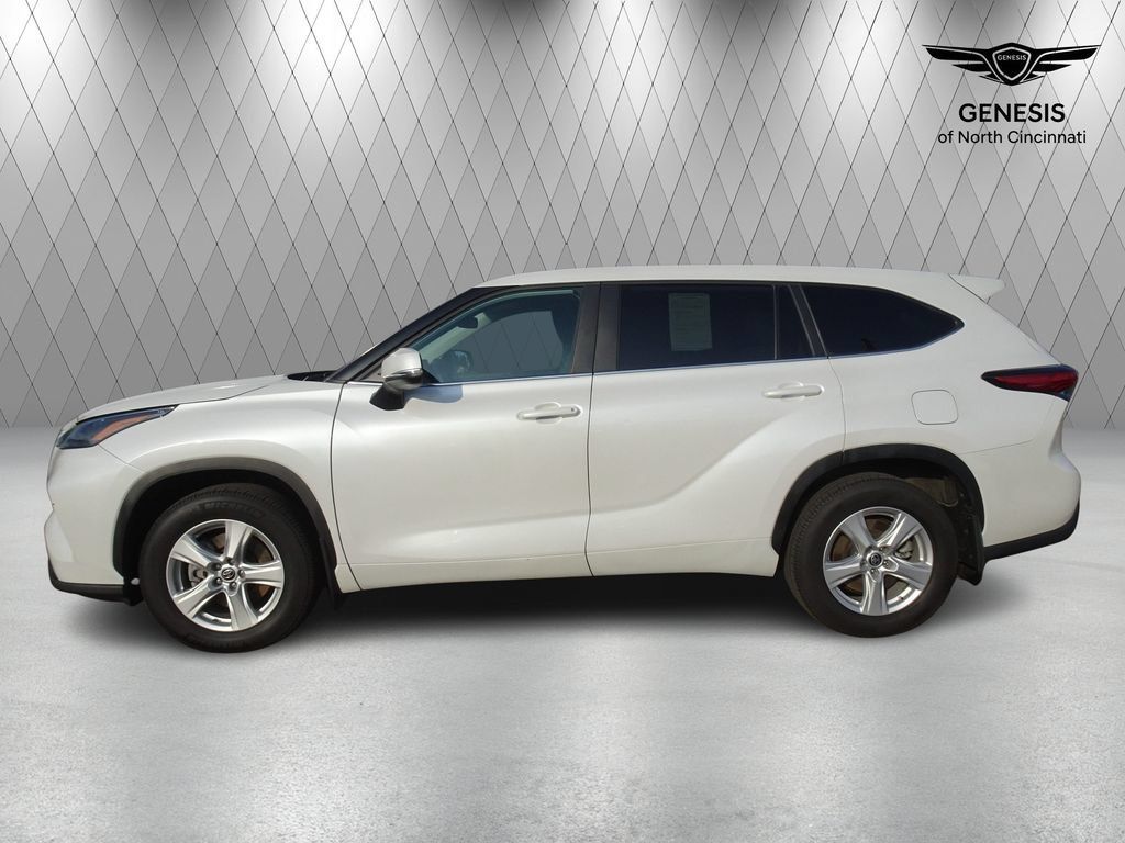 Used 2023 Toyota Highlander LE AWD/4WD image 2