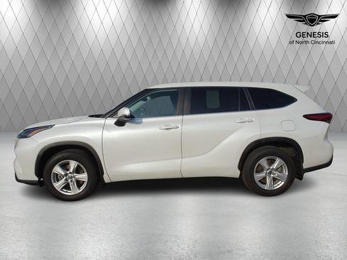 Used 2023 Toyota Highlander LE AWD/4WD image 2