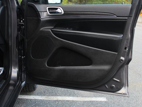 Used 2018 Jeep Grand Cherokee Limited image 18