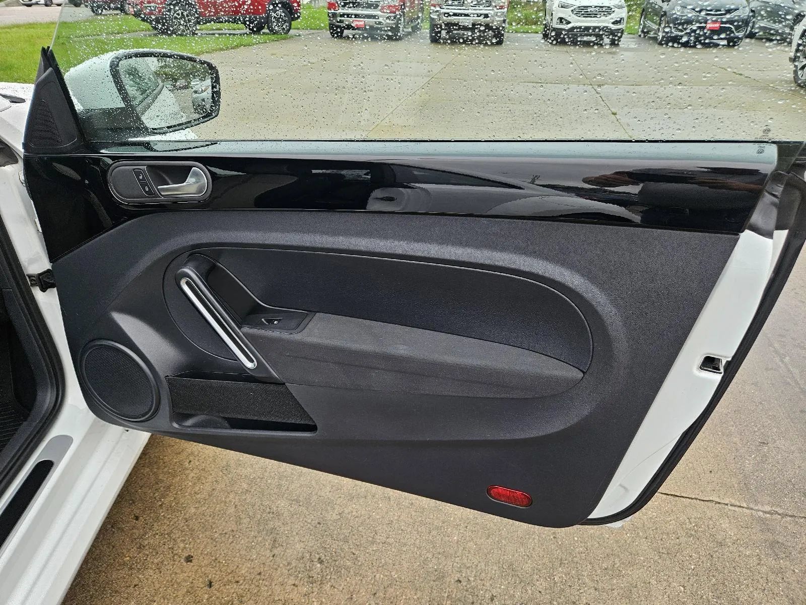 Used 2018 Volkswagen Beetle 2.0T FWD image 18