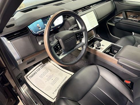 Used 2025 Land Rover Range Rover Long Wheelbase SE image 4