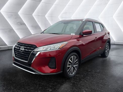 Used 2022 Nissan Kicks SV image 3