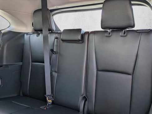 Used 2021 Toyota Highlander XLE FWD image 23