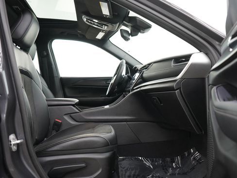 Used 2024 Jeep Grand Cherokee Altitude image 11