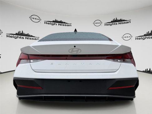 Used 2025 Hyundai Elantra SE FWD image 4