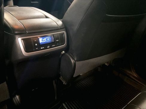 Used 2019 Toyota Highlander XLE AWD/4WD image 34