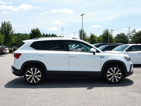 Used 2024 Volkswagen Taos SE FWD image 4