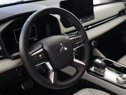 Used 2025 Mitsubishi Outlander AWD image 19