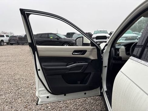 Used 2024 Nissan Pathfinder SL AWD/4WD image 14