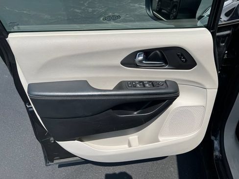 Used 2023 Chrysler Pacifica Touring-L FWD image 10
