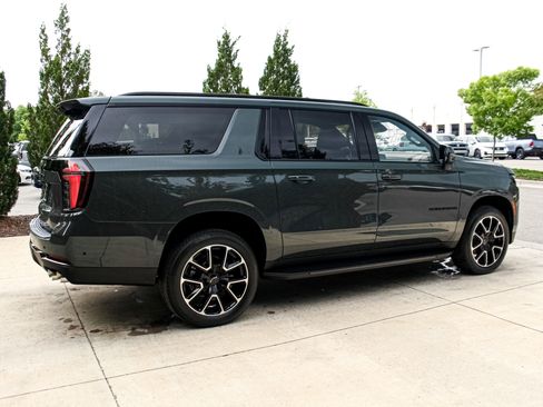 Used 2026 Chevrolet Suburban RST w/ Comfort Package AWD/4WD image 11