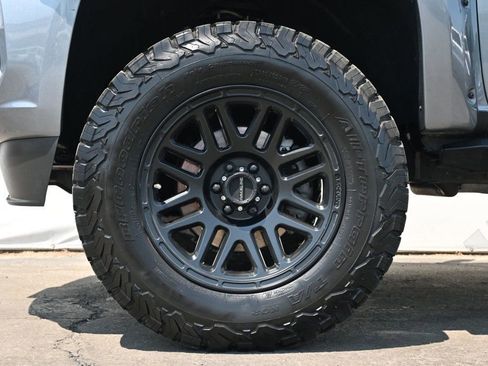 Used 2022 Chevrolet Colorado LT w/ LT Convenience Package image 7