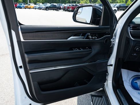 Used 2023 Jeep Grand Wagoneer Series II AWD/4WD image 17