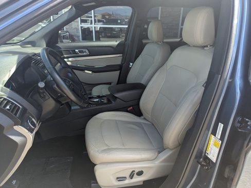 Used 2018 Ford Explorer XLT w/ Equipment Group 202A AWD/4WD image 11