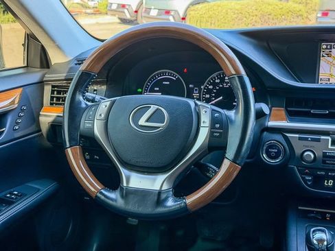 Used 2015 Lexus ES 300h w/ Navigation System Package FWD image 17