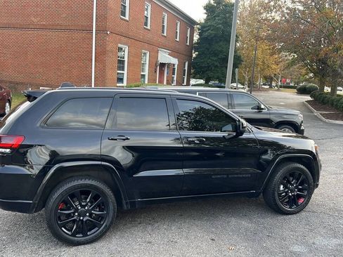 Used 2017 Jeep Grand Cherokee Altitude AWD/4WD image 4