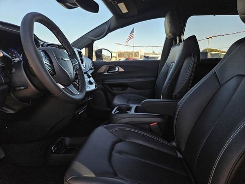 New 2026 Chrysler Pacifica Select image 10