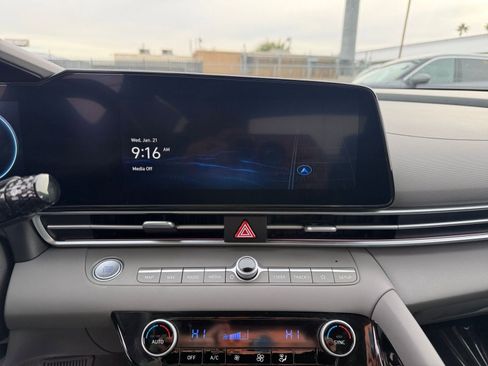 Used 2025 Hyundai Elantra SEL image 17