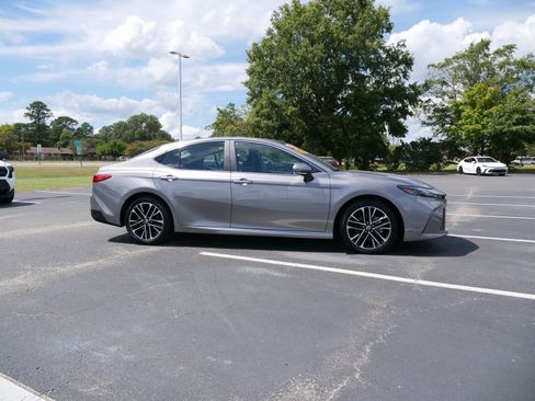Used 2025 Toyota Camry XLE image 3