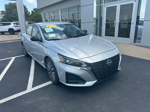 Used 2024 Nissan Altima 2.5 SV FWD image 4